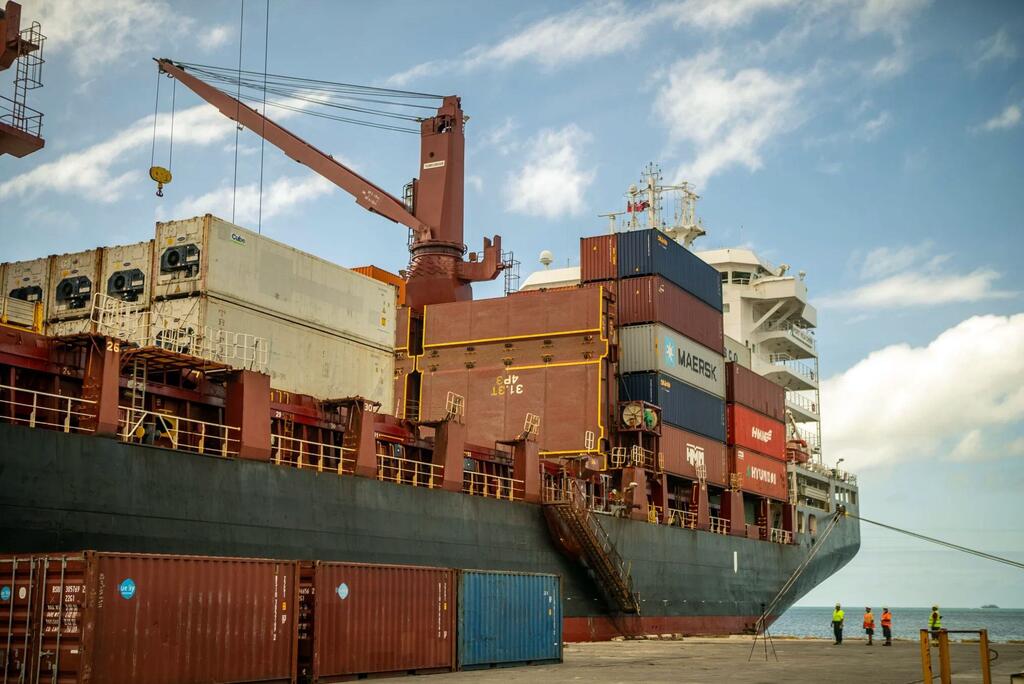 Un barco descarga su carga en el puerto de Nuku'alofa, Tonga.